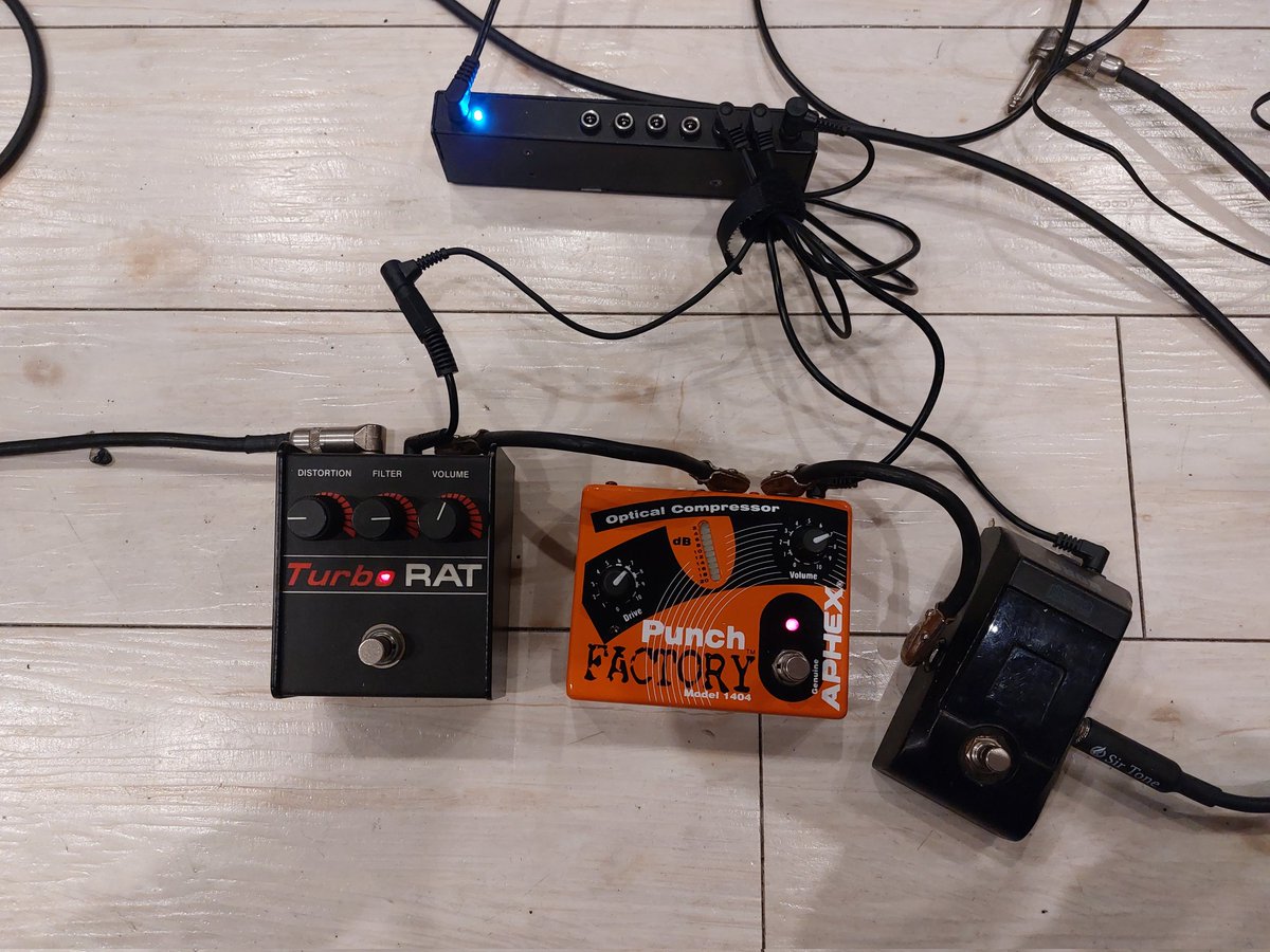 mesa_payday's tweet photo. ギターとベース兼任のエフェクターとりあえず完成
あとは忘れてきたhyperionの位置をratの後ろか前に置くだけ https://t.co/VAriAzy4Lc