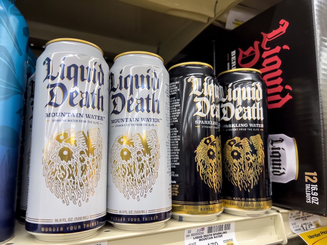 designtaxi's tweet image. Liquid Death&apos;s CEO publicly calls in a five-year-old $100 bet from a critic who dismissed the brand as a &quot;braindead scam.&quot; #LiquidDeath #DTC #SparklingWater #MikeCessario #MarketingGold designtaxi.com/news/427374/Li…
