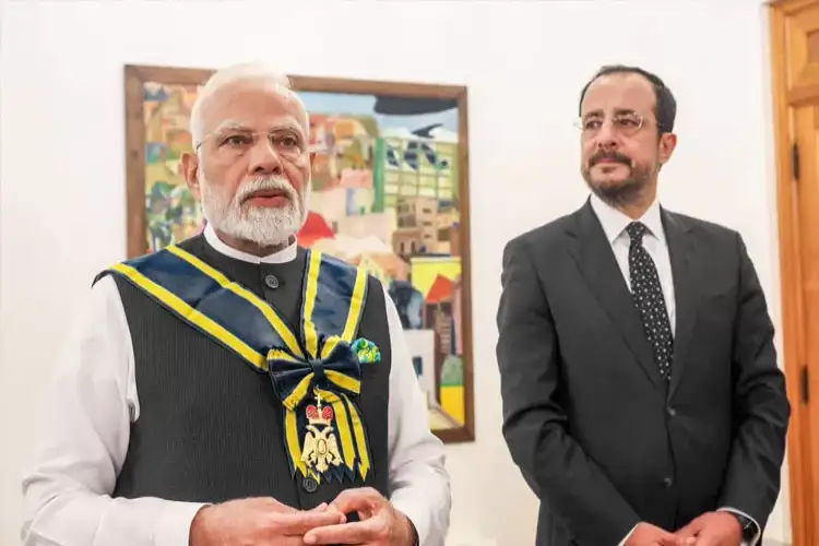 AwazTheVoiceHin's tweet image. "देश के 140 करोड़ लोगों का सम्मान": केंद्रीय मंत्री शेखावत ने साइप्रस के सर्वोच्च नागरिक पुरस्कार के लिए पीएम मोदी की सराहना की

hindi.awazthevoice.in/india-news/hon…

#ModiHonoured #CyprusAward #GrandCross #MakariosIII #ShekhawatApplauds #IndiaCyprusRelations #GlobalRecognition #NationalPride