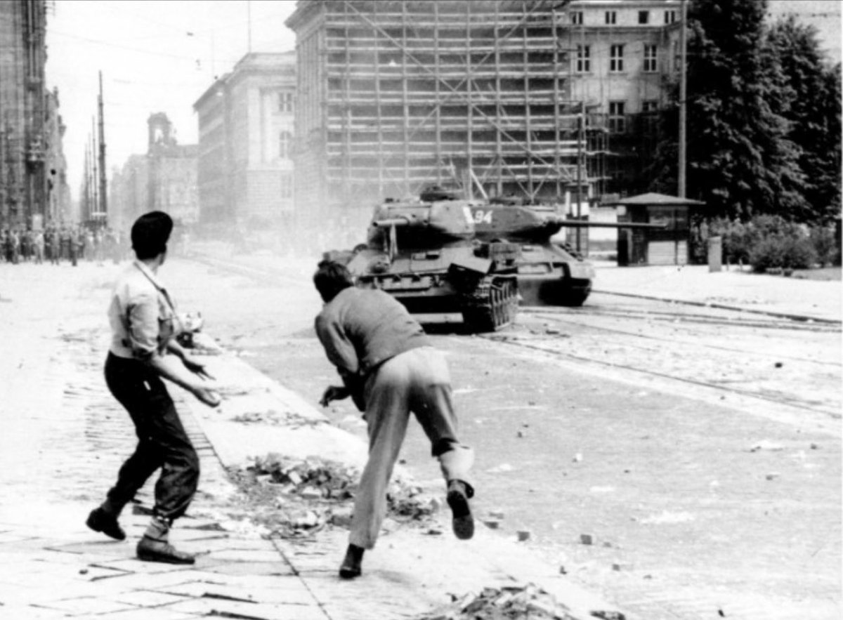 Zur Erinnerung an Alle, die sich den Russen zurück wünschen. Heute ist der 17. Juni. Im Jahr 1953 schlug der Russe den Volksaufstand in der DDR brutal und blutig nieder.