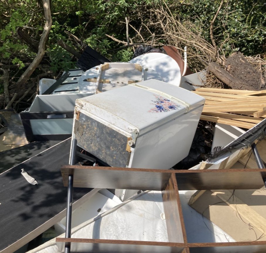 Waste found #flytipped at Mumfords Lane, #ChStP, Bucks on 30Apr'25 came from domestic property at Edgware, London
The occupier paid a casual (untraceable) acquaintance £200 to remove it, and has now also fully paid £600 fixed penalty for negligence as no checks were made
1/2