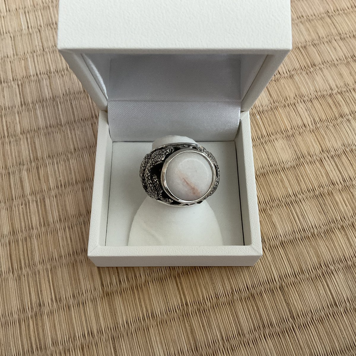 koisimaru's tweet image. 佐野藍さんのリングが届きました💍
Pythonシリーズの作品に使われた石が嵌め込まれてカッコいい
外箱のラベルも素敵です🐍

#佐野藍　#PythonSeries