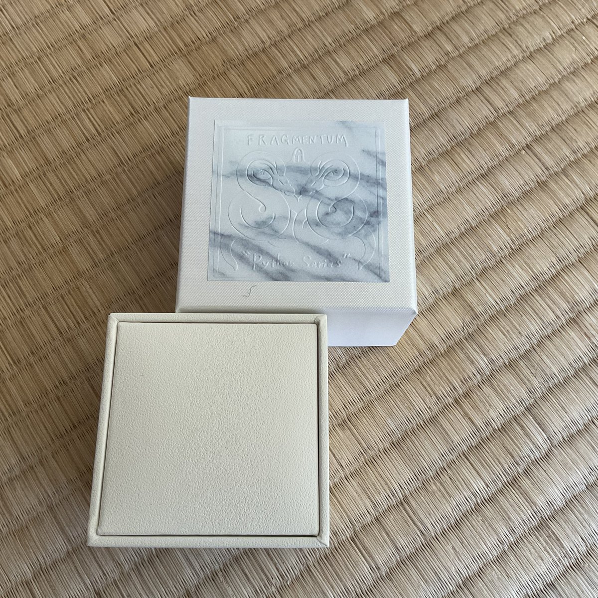 koisimaru's tweet image. 佐野藍さんのリングが届きました💍
Pythonシリーズの作品に使われた石が嵌め込まれてカッコいい
外箱のラベルも素敵です🐍

#佐野藍　#PythonSeries