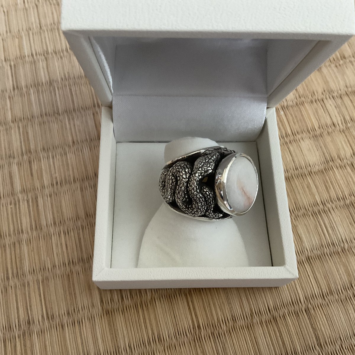 koisimaru's tweet image. 佐野藍さんのリングが届きました💍
Pythonシリーズの作品に使われた石が嵌め込まれてカッコいい
外箱のラベルも素敵です🐍

#佐野藍　#PythonSeries