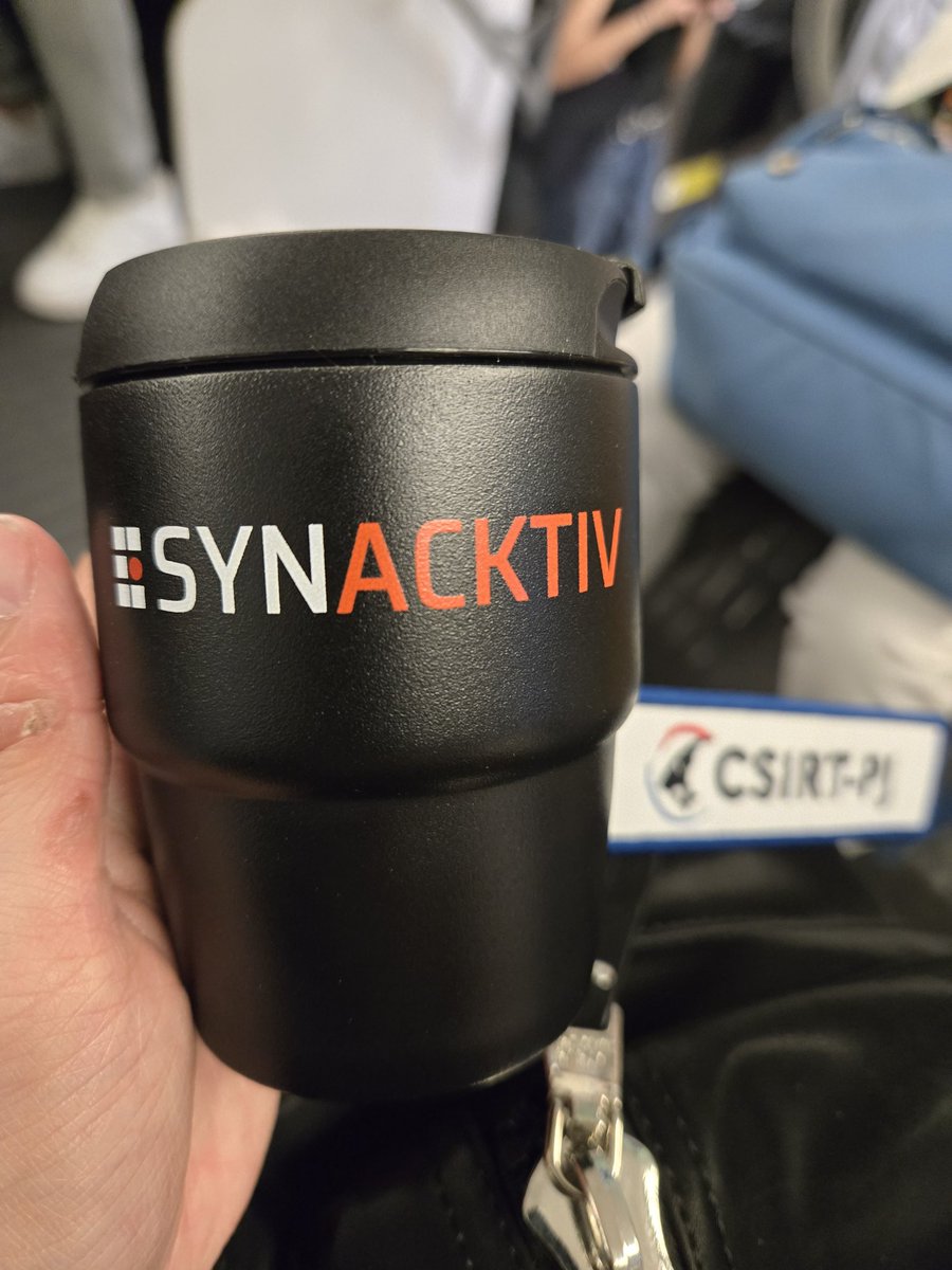 De toute ma vie d'infosec, les meilleurs goodies que j'ai jamais eu sont le gobelet thermos #synacktiv et la roulette a pizza #outscale... 
#lesgoodiesutiles