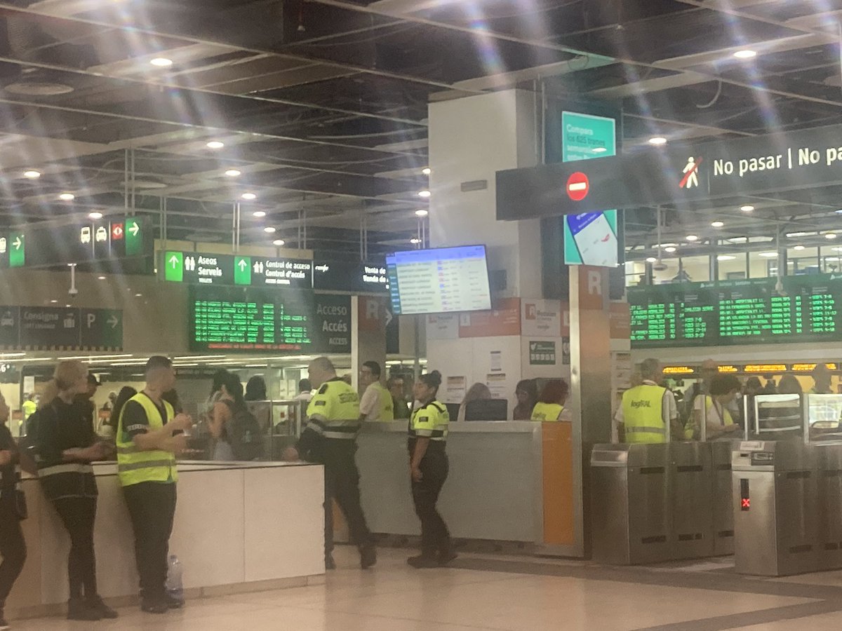 Aina Vilanova (@ainavilanova8) on Twitter photo Lo exquisito según <a href="/SilviaPaneque/">Sílvia Paneque</a>. Cinco informadores en un servicio de información que no informa, vía sucias, trenes que no llegan. Delincuentes recurrentes en <a href="/rodalies/">Rodalies Catalunya</a> <a href="/dignitatavies/">Dignitat a les vies</a> <a href="/retardsrodalies/">Retards Rodalies #ElTeuRetardDeCadaDia</a> <a href="/AfectRodalies/">Afectats Rodalies</a> Lo exquisito según <a href="/SilviaPaneque/">Sílvia Paneque</a>. Cinco informadores en un servicio de información que no informa, vía sucias, trenes que no llegan. Delincuentes recurrentes en <a href="/rodalies/">Rodalies Catalunya</a> <a href="/dignitatavies/">Dignitat a les vies</a> <a href="/retardsrodalies/">Retards Rodalies #ElTeuRetardDeCadaDia</a> <a href="/AfectRodalies/">Afectats Rodalies</a>