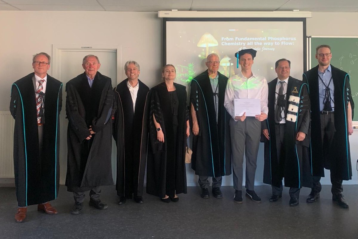 CStevens_UGent's tweet image. Congratulations to the new Doctor, Andreas Simoens. Excellent work. From fundamental Phosphorus Chemistry all the way to Flow. Superb defense! @AndreasSimoens @SynBioC