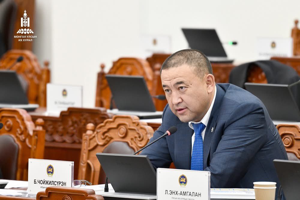 Засгийн газар солигдох сургаар Эрчим хүчний сайд Б.Чойжилсүрэнг хэсэг бүлэг улс амлаж аваад, барьж идэх нь. Зайсангийнхан Чойжоогийн лайгаар 3 сар усаа таслуулж байгаа шүү гээд сүйд майд. Өнгөц харахад ч тийм байж магадгүй. Гэвч харин ч иргэдэд ээлтэй ажил аж.
Гүний устай, ус