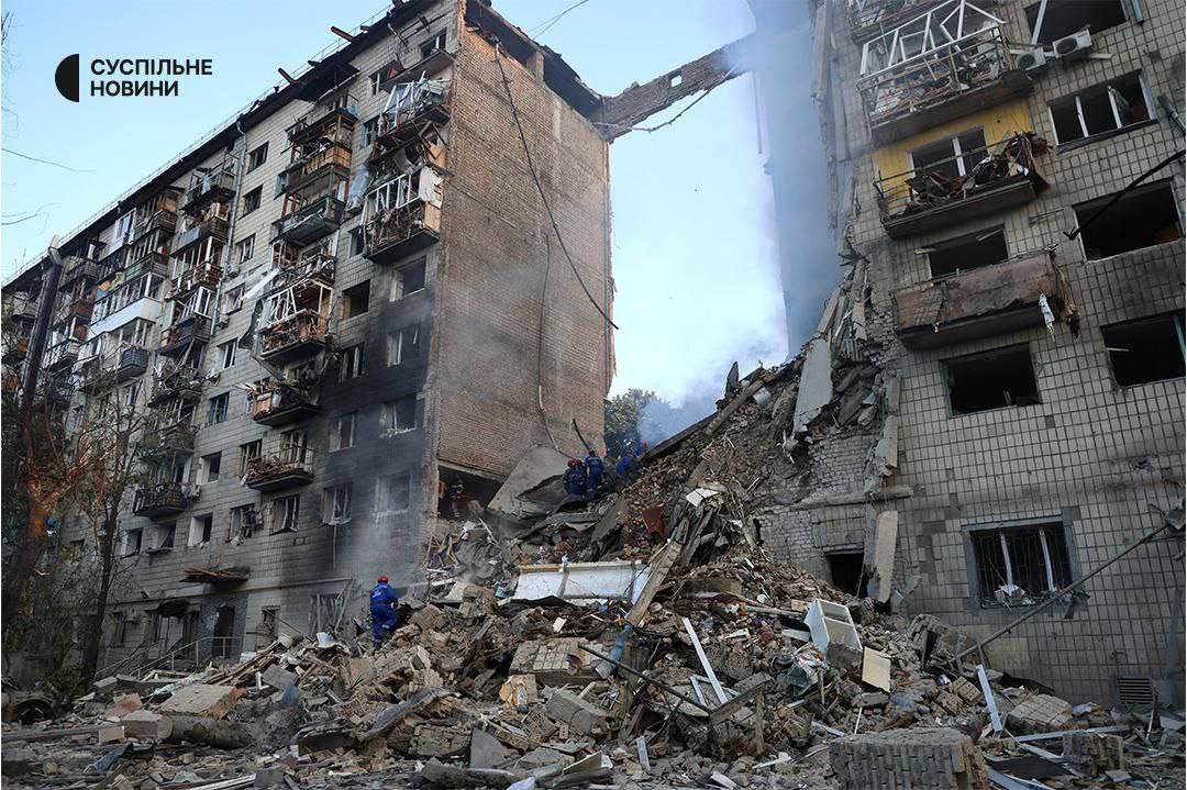 🚨 Russians launched more than 440 drones and 32 missiles at Ukraine overnight 

Kyiv: 

14 killed
99 injured

Odesa:

1 killed (the body of a 60-year-old woman was found under the rubble)
17 injured, including a pregnant woman and a girl, 17

Kherson:

3 injured