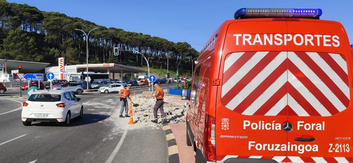 Pérdida de carga en Zizur (A12), con afección a carril.
#SeguridadVial