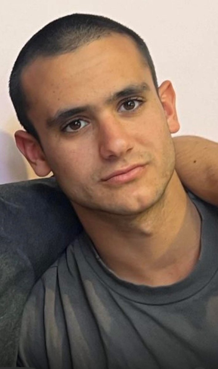 אבי הרוש:

ריף ילד שלי,

אני זוכר את הפנים של כולם. 

אני זוכר את הפנים שלה.
של ״המודיעה״ במפתן הדלת. 
ראיתי עיניים עצובות שאומרות הכל.

אני זוכר את הפנים של השכנה ממול.
ראתה הכל מהחלון ובאה אלי לדלת.
ראיתי עיניים לא מאמינות. 

אני זוכר את הפנים של אמא שלך.
פתחתי את דלת חדר השינה