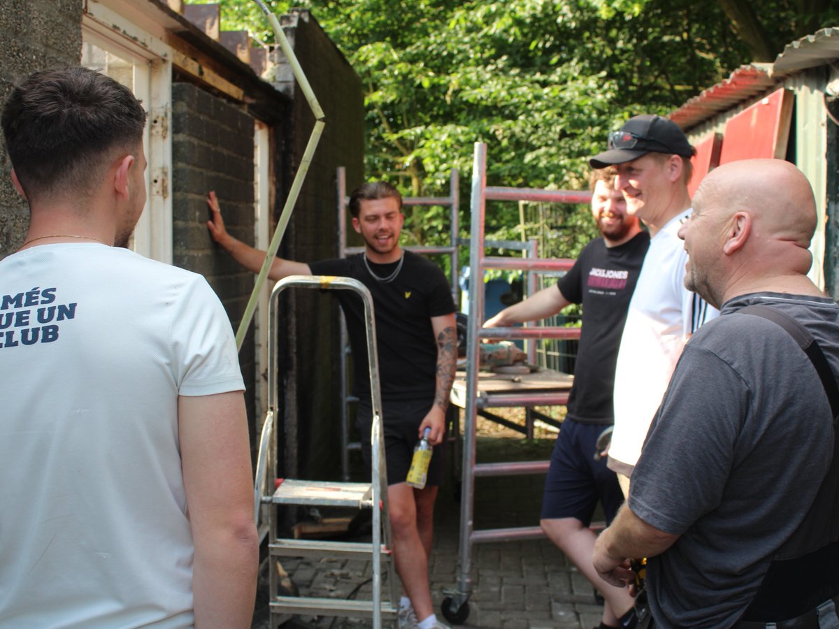 vv_ONB's tweet photo. Dak eraf bij ONB – een wereldactie van onze vrijwilligers!

Het klusteam is samen met spelers van ONB, bestuursleden en andere betrokken vrijwilligers volop bezig om het dak van de kleedruimtes grondig aan te pakken. 

Teamwork! dank aan iedereen die meewerkt! https://t.co/ZgDDMUoSOA