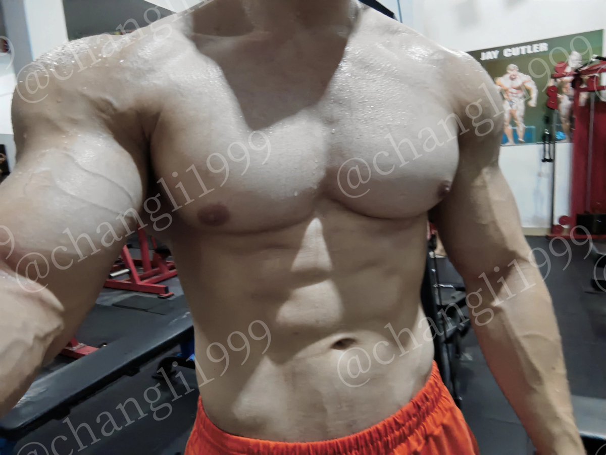 暴汗的胸肌  #肌肉男 #肌肉熊 #粗腿 #大胸肌 #翘臀 #壮熊 #裸体 #猛男 #脂包肌 #肌肉崇拜 #黑皮 #体育生