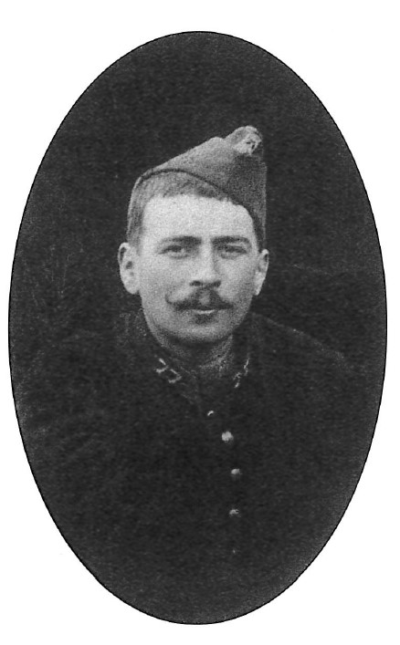 MMP1917's tweet image. In the renewed museum, you'll encounter personal stories of soldiers. Martial Yves Delon's story is one of them. He completed his military service with the 77ème régiment d'infanterie. In November 1914 he received a fatal wound to his head from a shell burst - near Nieuwemolen.
