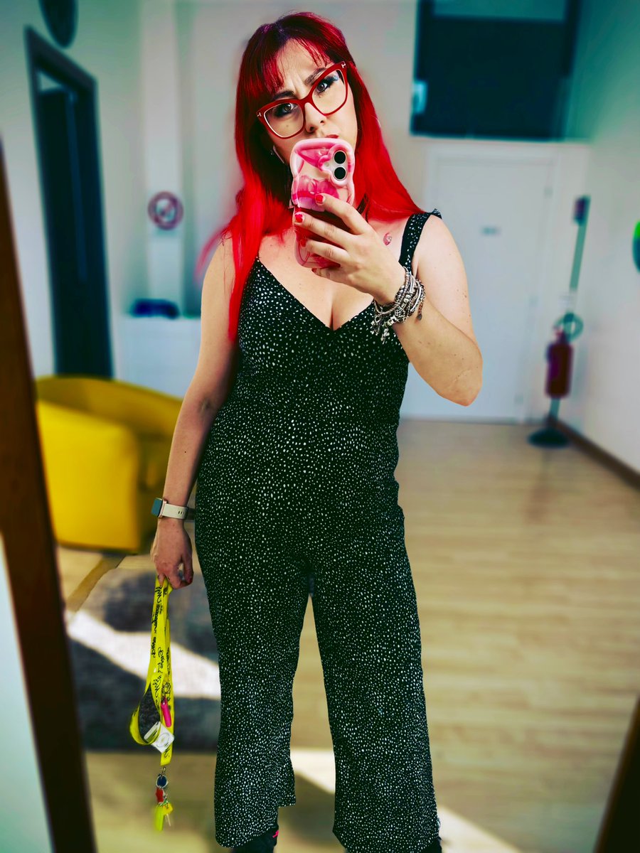 Sì sì. 
Ho la faccia arrabbiata, e siamo solo a martedì. 

Buongiorno 🤌🏻🖤💋