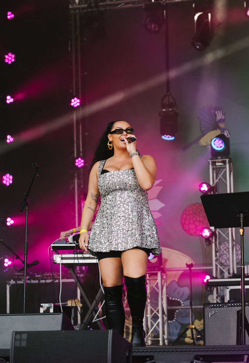 Prif Llwyfan yn <a href="/Tafwyl/">Tafwyl</a> - ei gwblhau bois ✅ 
Main stage at Tafwyl - completed it bois ✅

Methu credu dyma fy bywyd weithiau
Can’t believe this is my life sometimes 

Diolch <a href="/Morganelwy/">Morgan Elwy</a>, y band a bawb! Thanks Morgan, the band and everyone!

📷: @bysiriaferrer