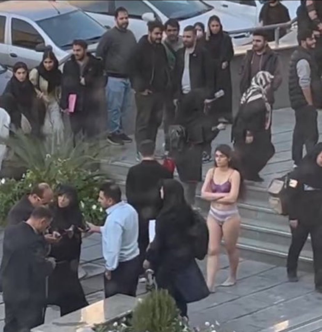 galligatano's tweet photo. On n’oublie pas Ahou Daryaei, l’un des visages courageux de la révolte iranienne contre le régime des mollahs.

Gardez vos icônes en carton qui font des selfies sur une flottille, c’est son nom à elle qu’on lira dans les livres d’histoire.

#FreeIran
#FemmeVieLiberté
#MerciIsraël https://t.co/LKvrf2rEhi
