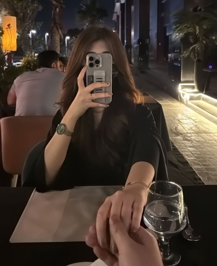 مدتوں بعد بھی نہیں ملتے ہم جیسے لوگ
تیرے ہاتھ کیا لگے تم نے تو عام ہی سمجھ لیا 🙂❤️‍🩹🥀