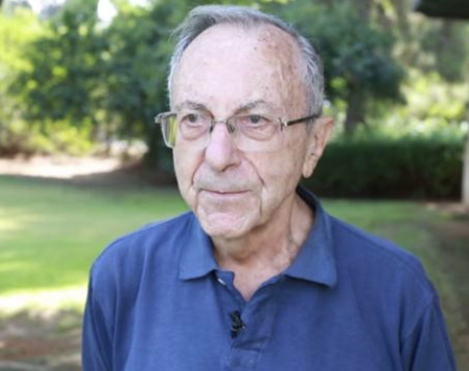 ככתב צבאי בעברי, עשיתי לא מעט ״כאבי ראש״ לאיש הזה , הפרופסור עם המבטא האמריקאי הכבד שנתפס במערכת הביטחון אז  כ״ילד חוץ״ מנותק. 
אני מבקש בשמכם לקוד קידה ולהביע הערכה לחזונו ועקשנותו של שר הביטחון לשעבר משה ארנס ז״ל . 
הוא האיש שכפה על צה״ל בכח ובניגוד מוחלט לדעת הרמטכ״ל וצמרת