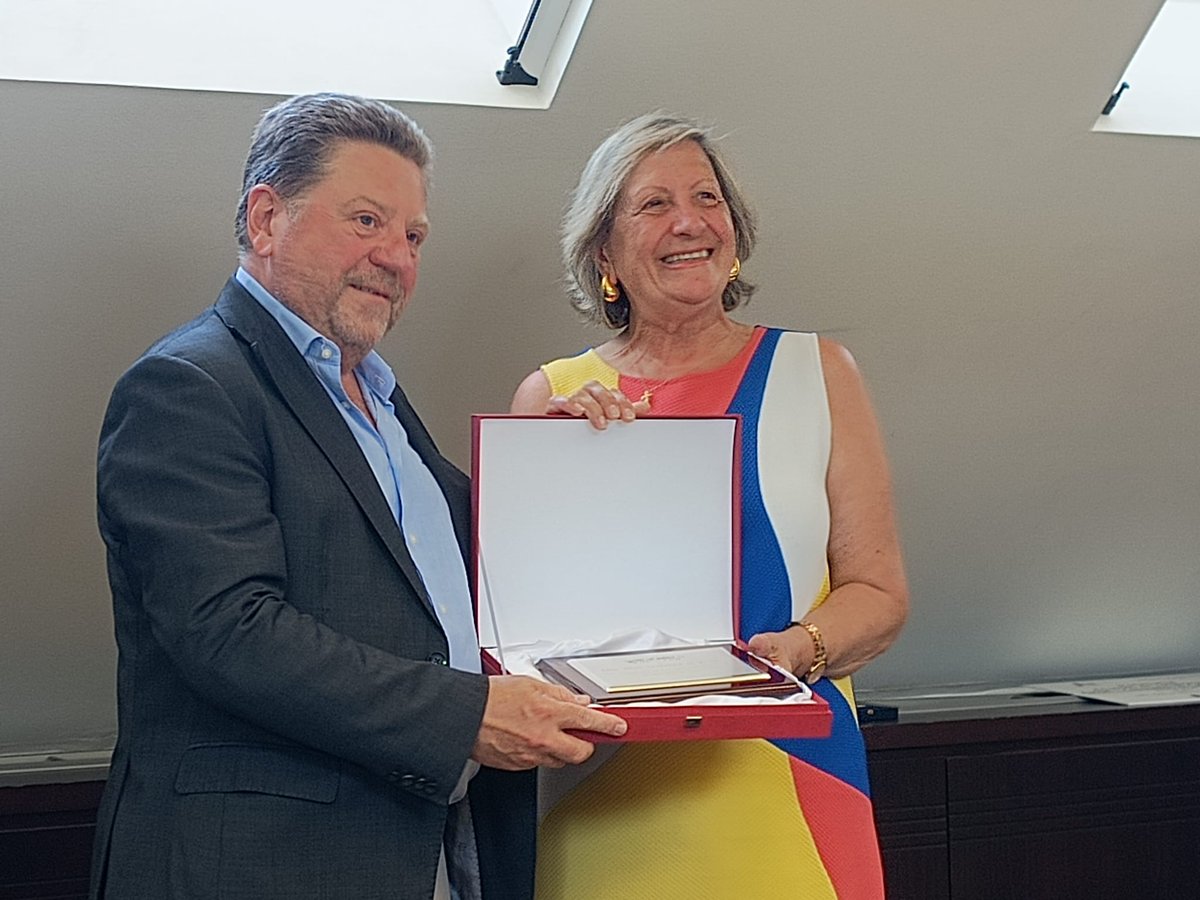 No pudo ser durante Congreso de Mediadores de Gijón.  Pilar Gonzalez de Frutos, recibe la Placa de Honor del Consejo General de manos de su presidente Javier Barberá.Nunca fue una relación fácil, pero siempre franca, honesta y leal buscando lo mejor para el seguro y la Mediación.