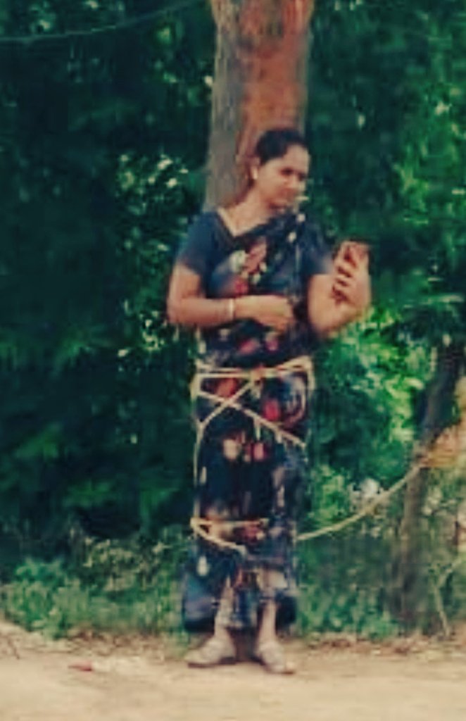 _Truth_Exposer_'s tweet photo. చంద్రబాబు సొంత నియోజగవర్గం కుప్పంలో టీడీపీ నేత మునికన్నప్ప దారుణం..
అప్పు తీర్చలేదని బిడ్డలతో జీవిస్తున్న ఆడబిడ్డను చెట్టుకు కట్టేసి కర్రలతో కొట్టి, మొహం మీద ఉమ్మేసి అవమానించారు...
#RIPTDP
#SaveAPFromTDP
@ncbn https://t.co/ljiMnNTgTA