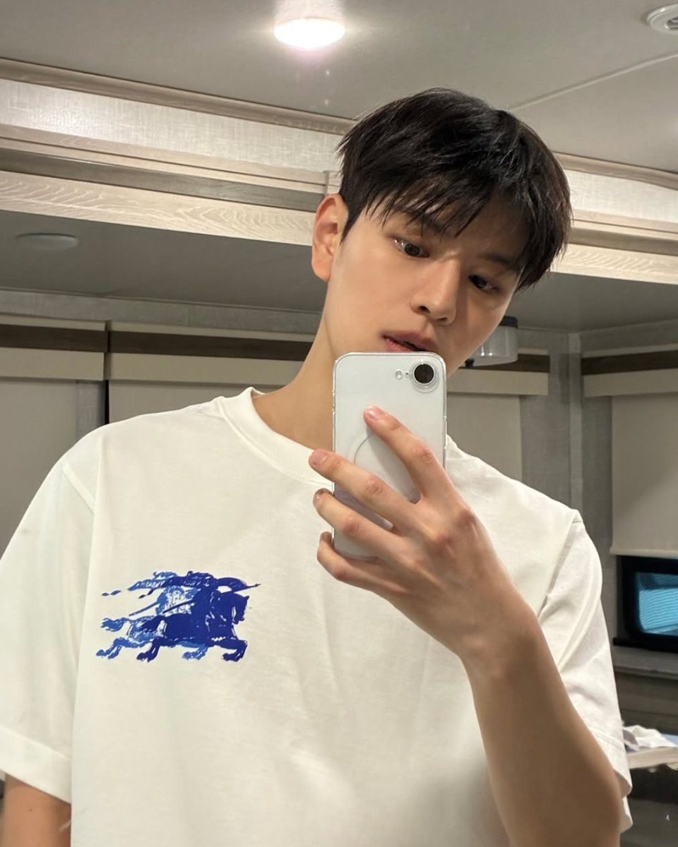 🧥🔥 Seungmin Stray Kids เปิดตัวอย่างเป็นทางการในฐานะแบรนด์แอมบาสเดอร์คนใหม่ของ Burberry!
ถ่ายทอดความคลาสสิกแบบร่วมสมัยได้อย่างลงตัว สไตล์เท่ นิ่ง แต่มีเสน่ห์ทุกมุม 🖤

อีกหนึ่งก้าวสำคัญของหนุ่มมากความสามารถที่ทั้งวงการแฟชั่นและ K-POP ต้องจับตา!

#KONticket #konticketupdate