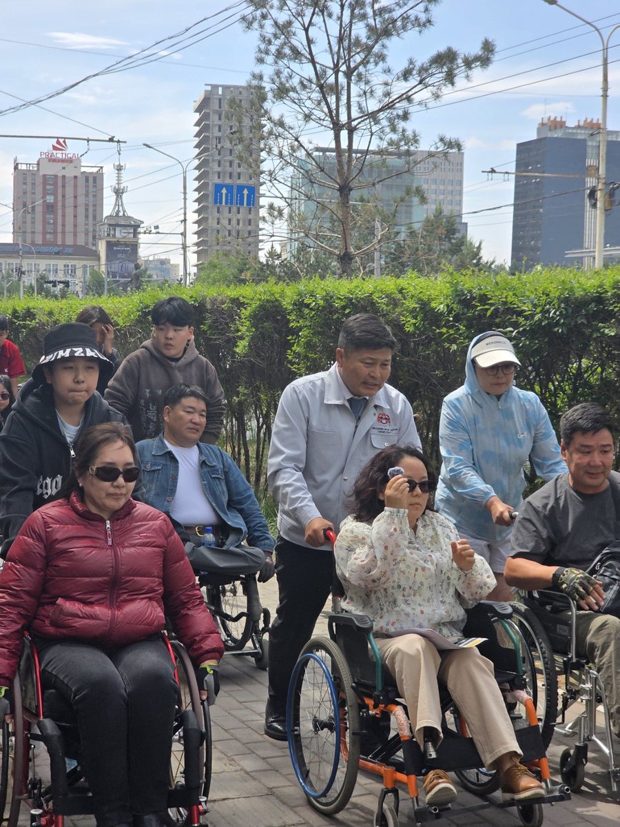 Хотын дарга УИХ-ын гишүүн Баясгалан Саранчулуун нартай хотын төвөөр явж бна. Тэргэнцэртэй иргэдийг ч дагуулж аль болох аятай тухтай хэн ч явөхад төвөггүй зам талбайтай болноо л гэж бна. Эвдэрхий хэмхэрхий бга гхдээ эниыгээ засаж янзлаад түплтэй тэргэнцэртэй хүүхдийн тэрэгтэй
