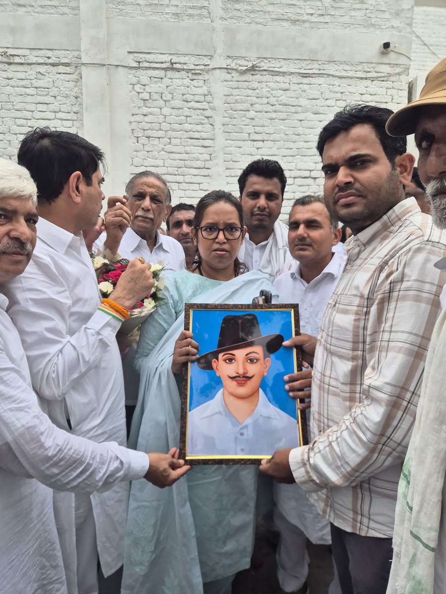 कांग्रेस पार्टी ने हमेशा संविधान और लोकतांत्रिक प्रक्रिया में विश्वास रखा है। पार्टी के हर कार्य में भी लोकतांत्रिक प्रक्रिया और सर्वसहमति हो, हमारे नेता <a href="/kharge/">Mallikarjun Kharge</a> जी और <a href="/RahulGandhi/">Rahul Gandhi</a> जी ने इस पर जोर दिया है। इसी उपलक्ष में संगठन सृजन अभियान के अंतर्गत आज गुहाना के नेताओं और