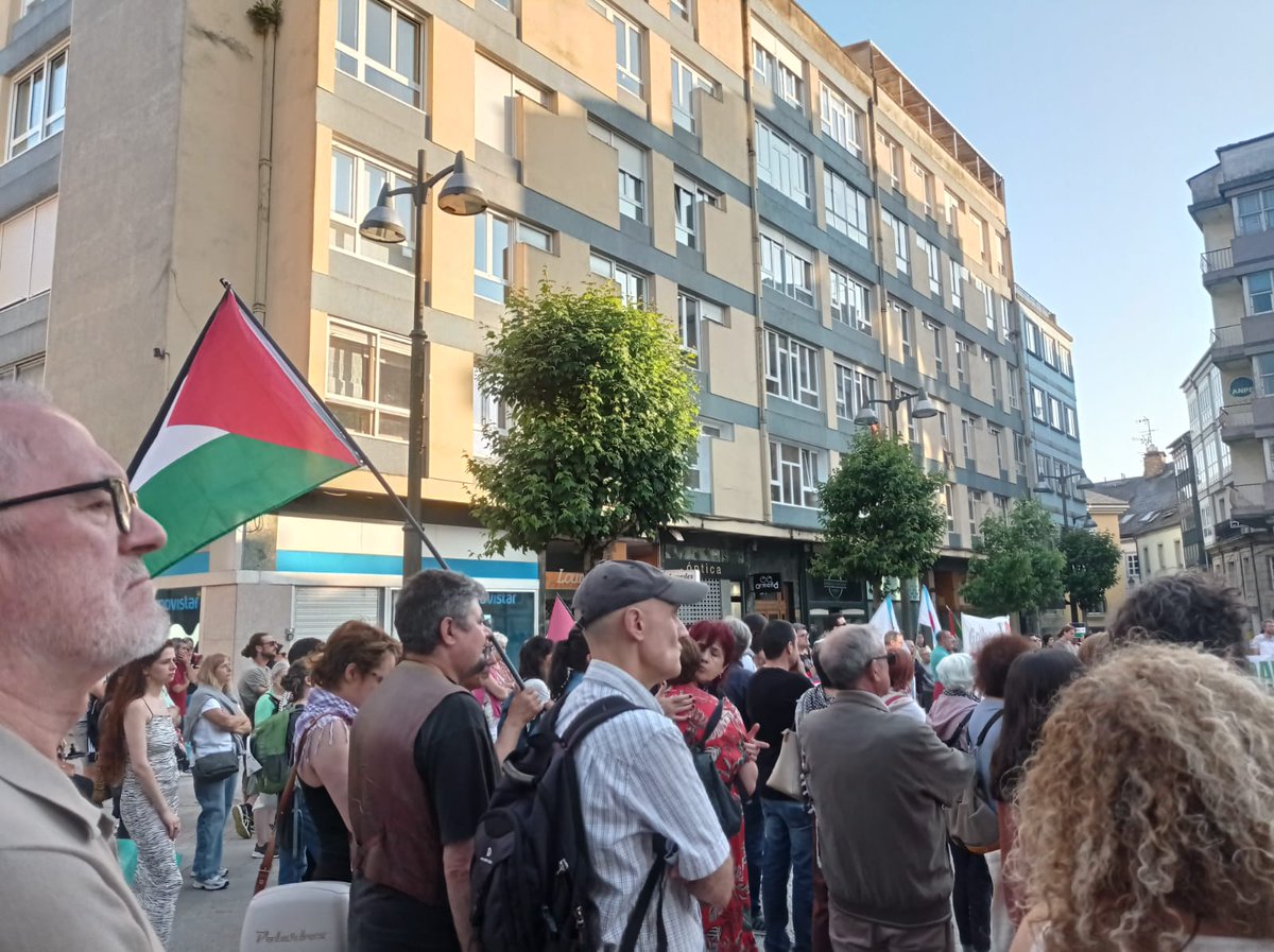 Ecoloxistas Lugo. Atlántica e Verde (@ecoloxistaslugo) on Twitter photo <a href="/Palestinahoy01/">Palestina Hoy</a> <a href="/mardelumes/">Mar de Lumes</a> <a href="/galizapalestina/">Galiza por Palestina</a> <a href="/MarchaPaz19Mad/">MarchaMundialXPaz</a> <a href="/MaiteMa63352935/">Maite Martinez</a> <a href="/BreoLucus/">BreoLucus 🧄🧄🧄</a> <a href="/ManuelMLM3/">Manuel María Lojo Muñoz</a> <a href="/Miguel_Leiva_/">Miguel Leiva Torreiro</a> <a href="/MartaAriasLopez/">Marta Arias López</a> <a href="/faragunde/">Félix Aragunde</a> #Paz
O Pobo berrando na rúa día si e día tamén...
Os q gobernan... a oligarquía.. mirando para outro lado😩
Que tristura!
Que impotencia! 😢 <a href="/Palestinahoy01/">Palestina Hoy</a> <a href="/mardelumes/">Mar de Lumes</a> <a href="/galizapalestina/">Galiza por Palestina</a> <a href="/MarchaPaz19Mad/">MarchaMundialXPaz</a> <a href="/MaiteMa63352935/">Maite Martinez</a> <a href="/BreoLucus/">BreoLucus 🧄🧄🧄</a> <a href="/ManuelMLM3/">Manuel María Lojo Muñoz</a> <a href="/Miguel_Leiva_/">Miguel Leiva Torreiro</a> <a href="/MartaAriasLopez/">Marta Arias López</a> <a href="/faragunde/">Félix Aragunde</a> #Paz
O Pobo berrando na rúa día si e día tamén...
Os q gobernan... a oligarquía.. mirando para outro lado😩
Que tristura!
Que impotencia! 😢