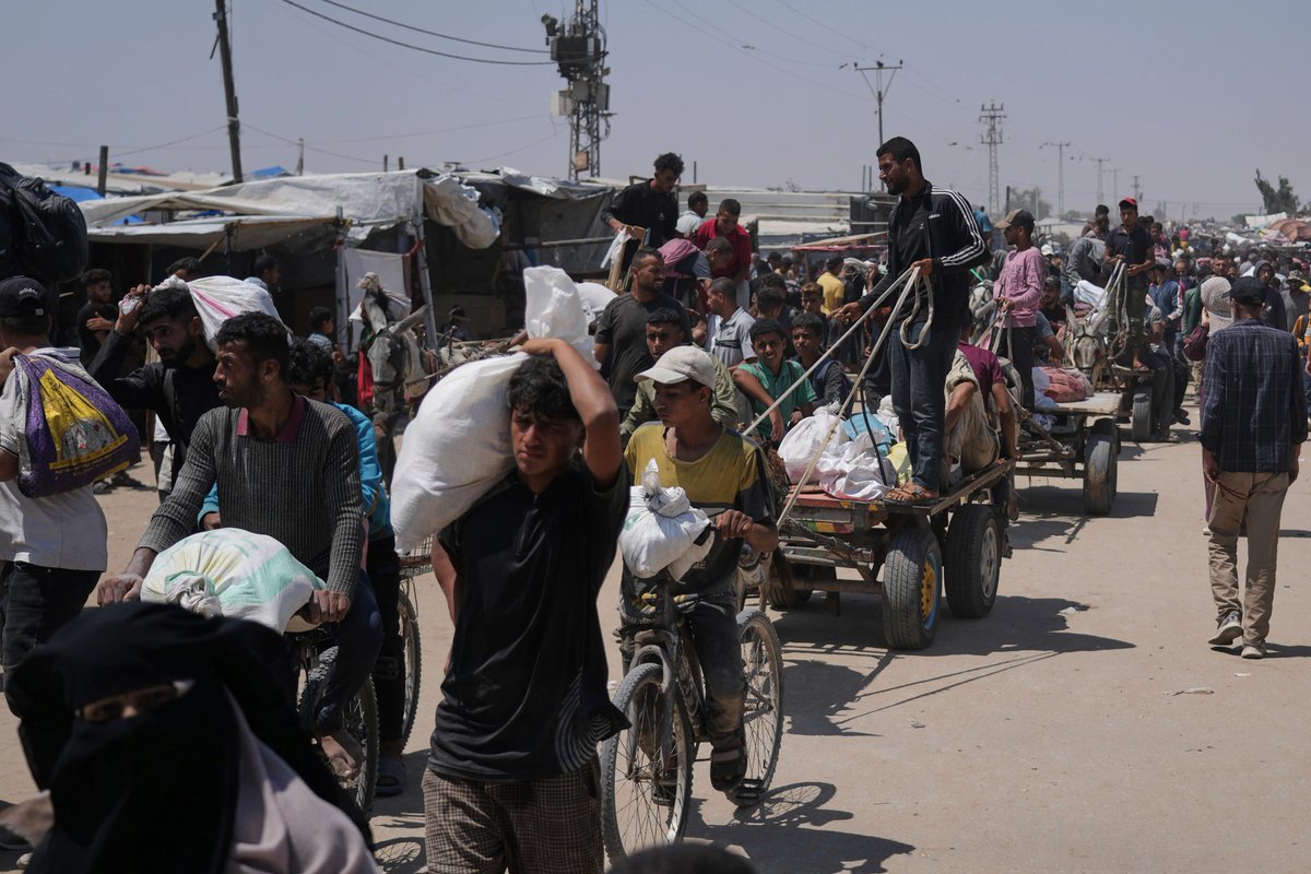 AJEnglish's tweet photo. Dozens more Palestinians have been killed as Israeli soldiers yet again opened fire on crowds trying to reach the Israeli and US-backed Gaza Humanitarian Foundation (GHF) food distribution centres.

— in pictures https://t.co/BZXaHNGjfH https://t.co/sdhlC2jrj8
