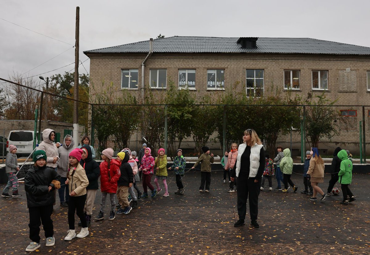 Het luchtalarm klinkt boven Druzkovkha (Oekraïne). Kinderen stoppen met spelen en rennen richting de schuilkelder. Juf Galina telt: zijn ze er allemaal?

Bid, geef en bouw mee aan de toekomst voor deze kinderen. Hun toekomst is nu! ➡️komoverenhelp.nl/school