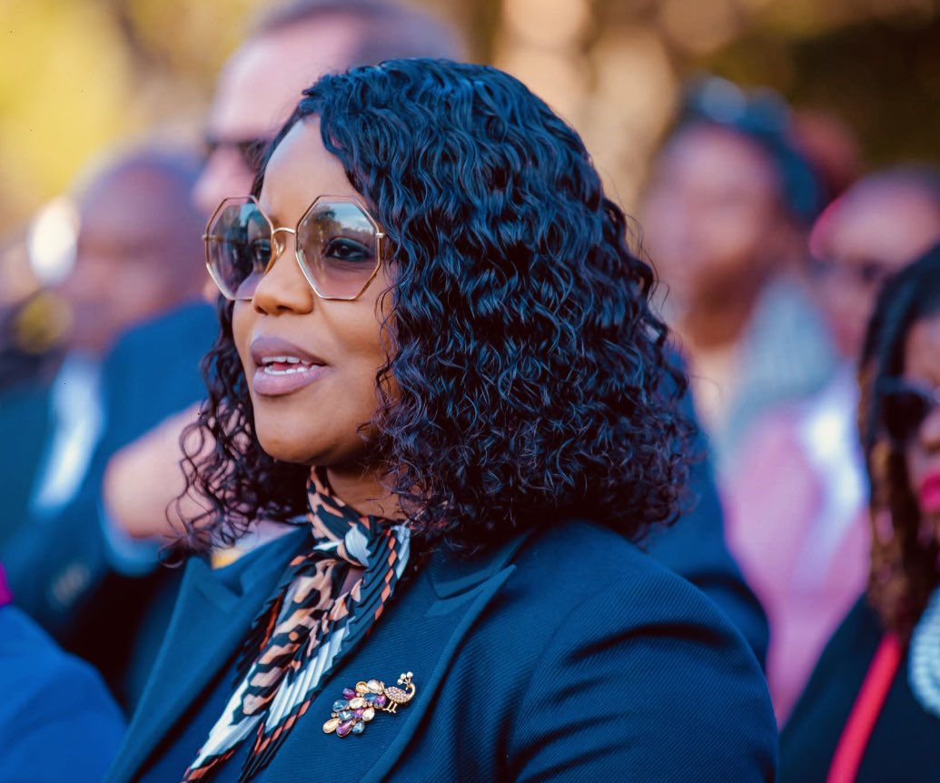 gideonvic300's tweet image. When Adv @advocatemahere finishes her tweet by stating, 'We need new leaders,' pay attention. This information will be valuable in the future.