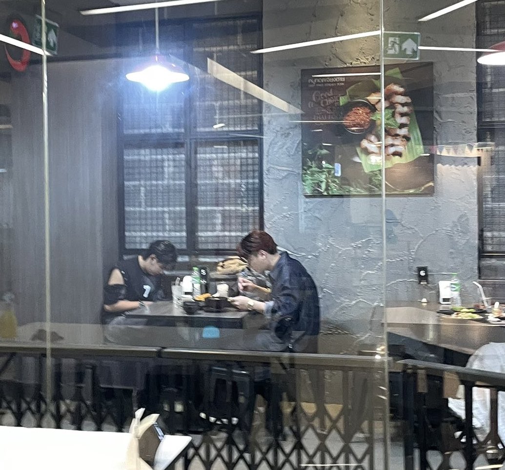 jrwptm's tweet image. แล้วคือ เหมือนคุณสิงโตไม่ได้กินปะ เข้าไปนั่งเป็นเพื่อนน้อง ??
#คริสสิงโต