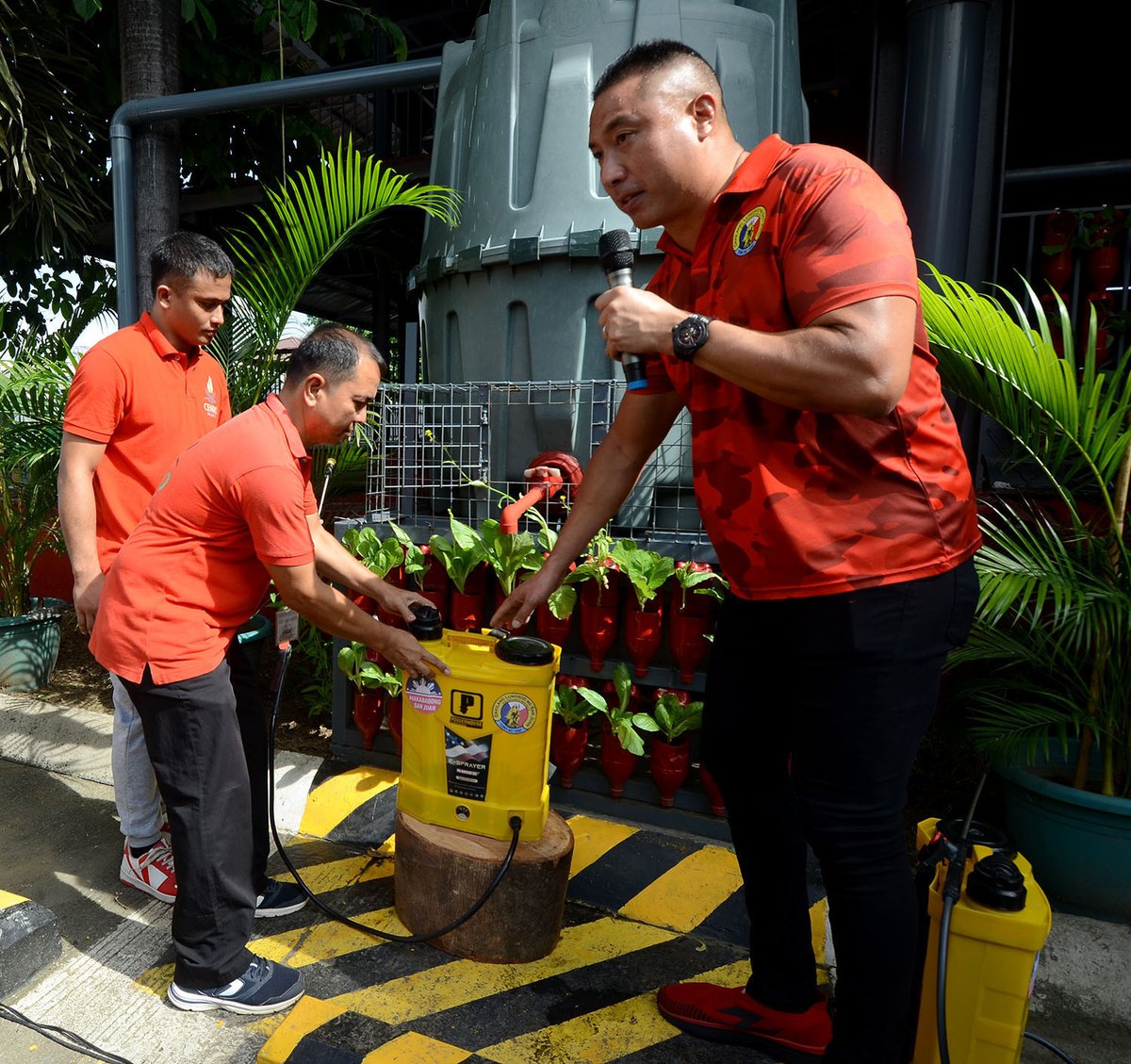 IN PHOTOS | San Juan Mayor Francis Zamora demonstrates how rainwater can be collected and used to water plants during the launch of the "DIY Water Catchment System Contest" held at San Juan City Hall on Tuesday (June 17).

📷 Manny Palmero