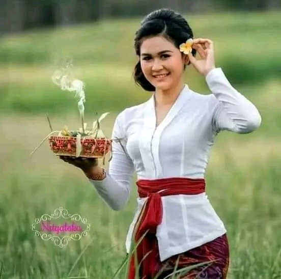 Jangan bicarakan agama didepanku, 
biarkan aku melihat agamamu dari perilakumu..

Itu membuktikan siapa dirimu.

.......