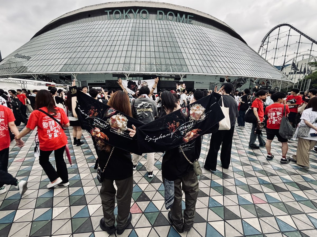 yuga_world_5's tweet photo. UVERworld LIVE “EPIPHANY” at TOKYO DOME Day1

まさか“CHANCE!”であんなに泣くと思わなかったし、未公開曲“EPIPHANY”からの“EN”でまた更に大号泣、メイク全落ちした。
UVERworldからの伝えたいメッセージが、心の臓目掛けて真っ直ぐに突き刺さる、最高のライブだった。

#UVERworld https://t.co/XUrUvh3Ysw