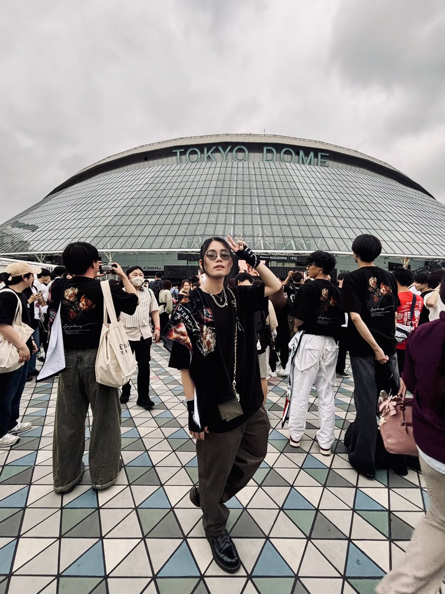 yuga_world_5's tweet photo. UVERworld LIVE “EPIPHANY” at TOKYO DOME Day1

まさか“CHANCE!”であんなに泣くと思わなかったし、未公開曲“EPIPHANY”からの“EN”でまた更に大号泣、メイク全落ちした。
UVERworldからの伝えたいメッセージが、心の臓目掛けて真っ直ぐに突き刺さる、最高のライブだった。

#UVERworld https://t.co/XUrUvh3Ysw