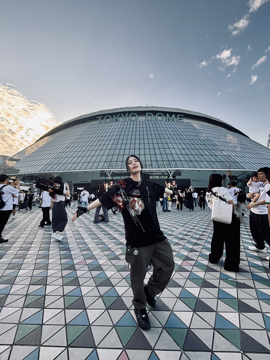 yuga_world_5's tweet photo. UVERworld LIVE “EPIPHANY” at TOKYO DOME Day2

セトリが俺の大好きな曲盛々の情緒破壊最強セトリで、ずっと狂ってた。
あまりにも滾りすぎて所々記憶飛んでるような気もするけど、それも思い出。
UVERworld一生愛してます。

それと、2日間一緒に来てくれたP( @moekoreaa )ありがとう！

#UVERworld https://t.co/81A0zWAtCB