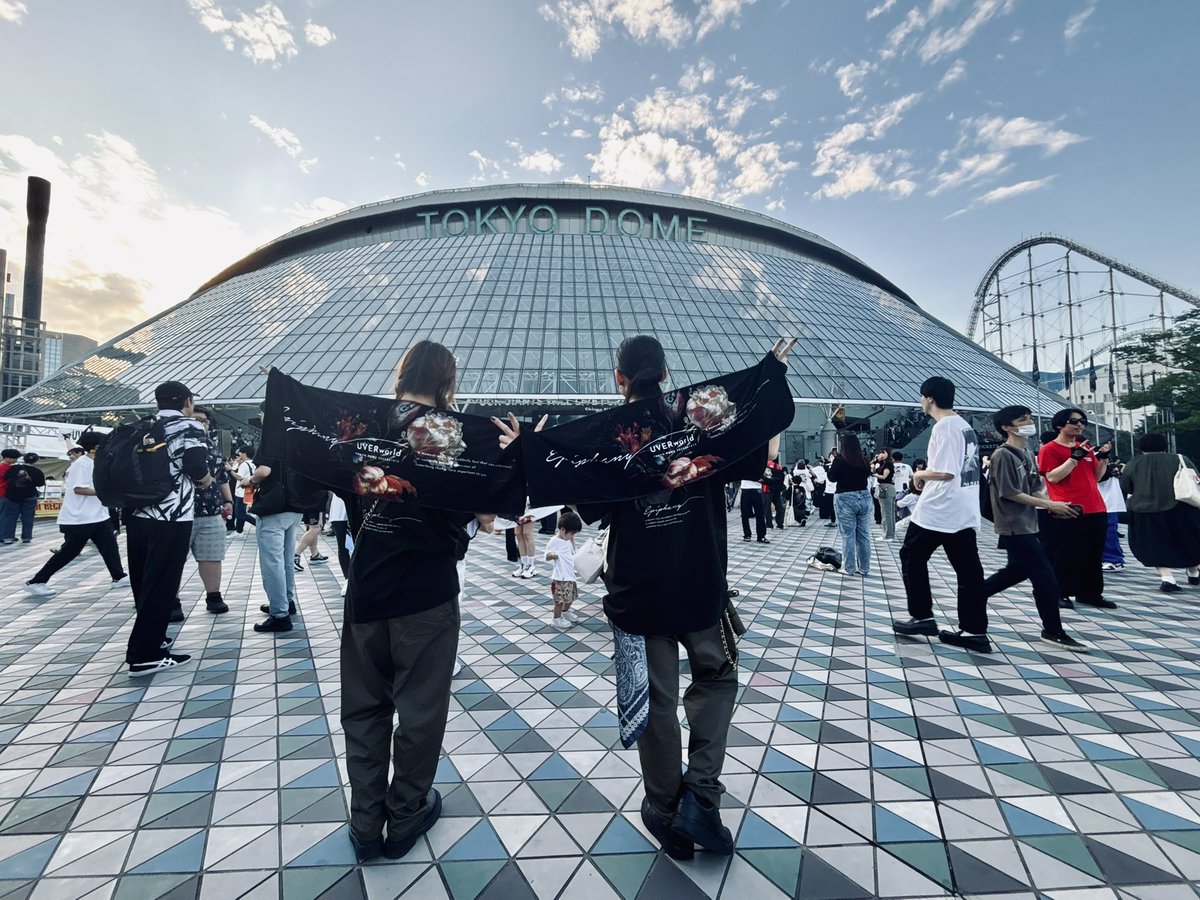 yuga_world_5's tweet photo. UVERworld LIVE “EPIPHANY” at TOKYO DOME Day2

セトリが俺の大好きな曲盛々の情緒破壊最強セトリで、ずっと狂ってた。
あまりにも滾りすぎて所々記憶飛んでるような気もするけど、それも思い出。
UVERworld一生愛してます。

それと、2日間一緒に来てくれたP( @moekoreaa )ありがとう！

#UVERworld https://t.co/81A0zWAtCB