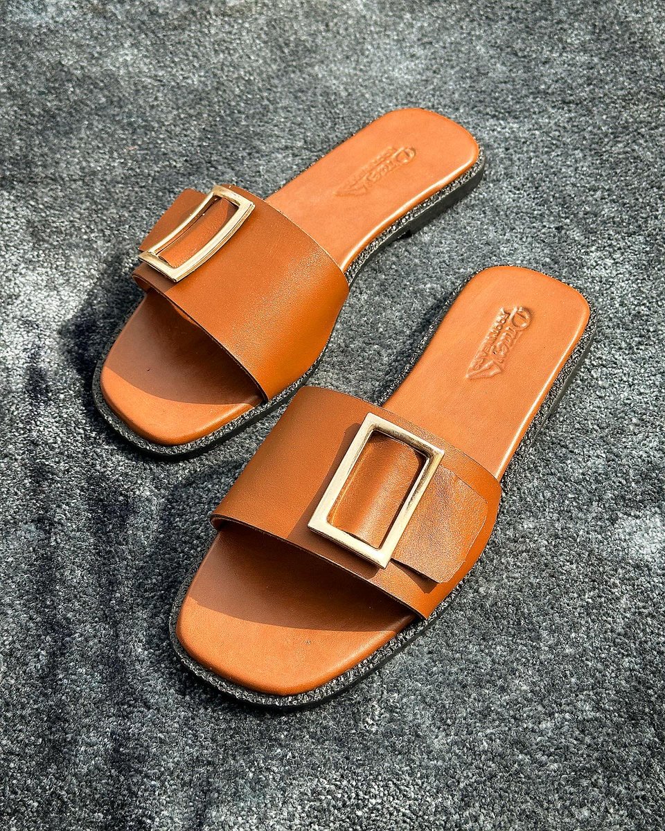 Hello ladies this is for you 🔥

Simplicity at its finest 👣✔️✔️

• Strap leather slide ✨

Available in store in sizes nd colors of your choice.

🏷️ 15k 

Worldwide shipping and delivery 🚚 🛩️📦

Kindly rtwt 🙏🏼