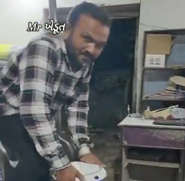 ग्राहक खाने पीने चीजे भरोसे के साथ खरीदते हैं कि उसमें मिलावट या किसी प्रकार की गंदगी नही होगी.

वायरल वीडियो में यह भरोसा टूटता हुआ साफ नजर आ रहा है. अहमदाबाद के SUKHDEV SINH CHAVDA की दूध फैक्टरी में उसका कर्मचारी दूध के कैन में थूक मिला रहा है.

दूध में थूक मिलाते हुए हंसी