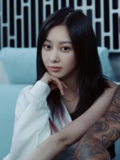 “omg giselle has such a big circle in the music industry... oh, wait... wHAT IS HER HAIR COLOR!?!?”