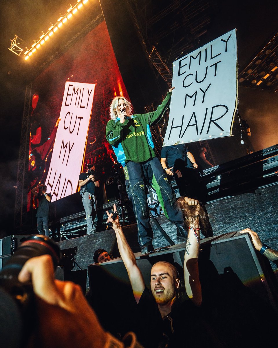Rock for People (@rockforpeople) on Twitter photo When you're at a LINKIN PARK show but you desperately need a new haircut. ✂️
Only at ROCK FOR PEOPLE! 🤘
📸 Petr Klapper
#jeduRFP #rockforpeople #rockforpeople2025 #rfp2025 #linkinpark #emilyarmstrong <a href="/linkinpark/">LINKIN PARK</a> When you're at a LINKIN PARK show but you desperately need a new haircut. ✂️
Only at ROCK FOR PEOPLE! 🤘
📸 Petr Klapper
#jeduRFP #rockforpeople #rockforpeople2025 #rfp2025 #linkinpark #emilyarmstrong <a href="/linkinpark/">LINKIN PARK</a>