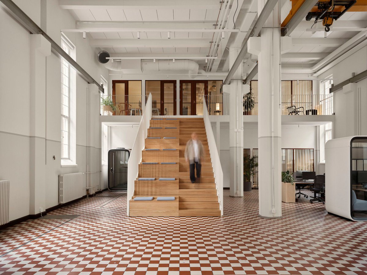 Archello's tweet photo. Fyra’s transformation of Konelabra in Helsinki carefully preserves its industrial heritage while introducing flexible workspaces. 
https://t.co/nXiqliMpjz

#AdaptiveReuse #RestorativeArchitecture #MaterialIntegrity https://t.co/c3uXS70iFw