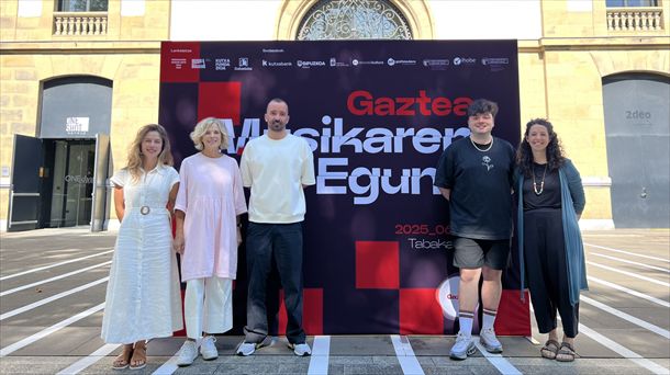Bizkaie! (@bizkaie) on Twitter photo 20 euskal talde eta bakarlari baino gehiago Gaztea Musikaren Eguna 25en: bizkaie.biz/1750144935947
👉 <a href="/gaztea/">Gaztea</a>
👉 <a href="/kutxafundazioa/">Kutxa Fundazioa</a>
👉 <a href="/musikabulegoa/">Musika Bulegoa</a>
👉 <a href="/tabakalera/">Tabakalera</a>
👉 instagram.com/dabadabass/
👉 <a href="/Gipuzkoa/">Gipuzkoa</a>
👉 <a href="/DonostiakoUdala/">Donostiako Udala</a>
👉 <a href="/Gazteaukera/">Gazteaukera</a>
👉 <a href="/Ihobe_Eus/">Ihobe | EJ/GV</a> 20 euskal talde eta bakarlari baino gehiago Gaztea Musikaren Eguna 25en: bizkaie.biz/1750144935947
👉 <a href="/gaztea/">Gaztea</a>
👉 <a href="/kutxafundazioa/">Kutxa Fundazioa</a>
👉 <a href="/musikabulegoa/">Musika Bulegoa</a>
👉 <a href="/tabakalera/">Tabakalera</a>
👉 instagram.com/dabadabass/
👉 <a href="/Gipuzkoa/">Gipuzkoa</a>
👉 <a href="/DonostiakoUdala/">Donostiako Udala</a>
👉 <a href="/Gazteaukera/">Gazteaukera</a>
👉 <a href="/Ihobe_Eus/">Ihobe | EJ/GV</a>