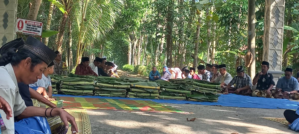 ig: @AsliPoerworedjo TANPA KITA BEDA JALAN CERITA! (@aslipoerworedjo) on Twitter photo Kupatan Merti Dusun Sembir Bugel Bagelen Purworejo rutin pada Jumat/Selasa Kliwon jelang 1 Muharram
via📱📲 <a href="/pututabs/">MP</a>
↘️ <a href="/BudayaSembir/">Kampung Budaya Sembir</a> <a href="/ILOILOCAFEMEDIA/">ILO ILO CAFE MEDIA PURWOREJO</a>
#SembirArtCentre #SembirLebihBaik Kupatan Merti Dusun Sembir Bugel Bagelen Purworejo rutin pada Jumat/Selasa Kliwon jelang 1 Muharram
via📱📲 <a href="/pututabs/">MP</a>
↘️ <a href="/BudayaSembir/">Kampung Budaya Sembir</a> <a href="/ILOILOCAFEMEDIA/">ILO ILO CAFE MEDIA PURWOREJO</a>
#SembirArtCentre #SembirLebihBaik