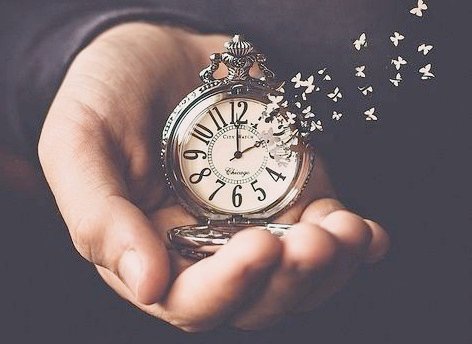 "Zaman değil de,
Biz geçiyoruz sanki!.."