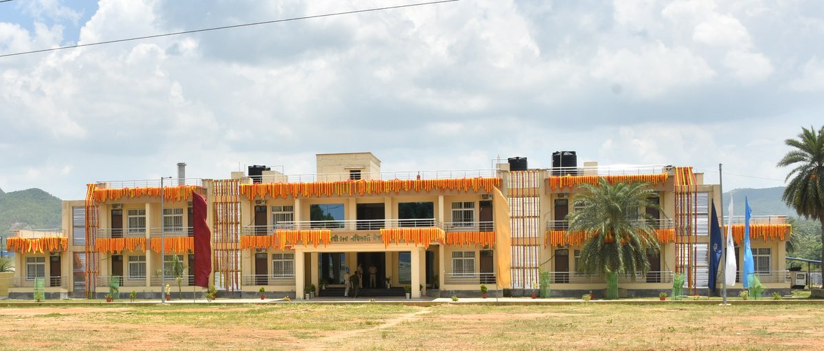 Sh. Bandi Sanjay Kumar, Hon’ble MoS, Ministry of Home Affairs, inaugurated the newly constructed Family Quarters, SO’s Mess, #Hospital, Store Block &amp; 180 Men Barrack at CRPF Group Centre, Jamshedpur in the presence of #CRPF &amp; #CPWD Officers.