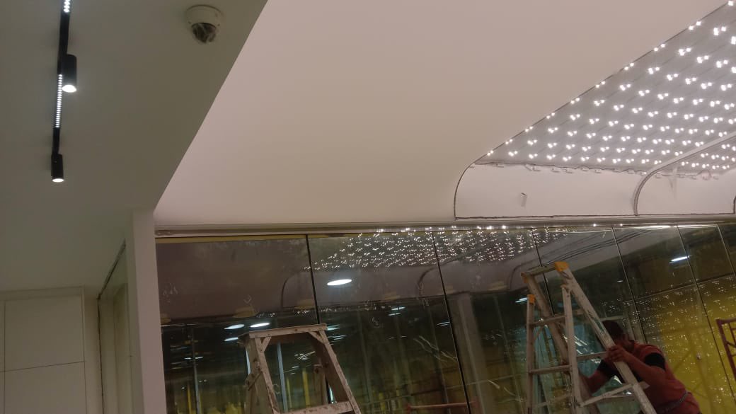 EASTERNCEILINGS's tweet photo. مميزات الأسقف المشدودة
 (stretch ceilings )
لدى شركة الأسقف الشرقية 
https://t.co/9XZ5woDbSr

1)خفيفة الوزن حيث يزن المتر المربع من الخامة حوالى 250جرام وهذا لا يسبب أضرار لو سقطت على أحد _ لا قدر الله _ مثل الأسقف الأخرى.
 
2)لا تحتاج إلى أى نوع من أنواع الدهان. 
حيث  يتوفر منها أكثر من 100 لون ولا يتغير لونها مع مرور الوقت و لا تتأثر بالعوامل الجوية.

3)نظافة ملموسة فهي لا تعمل على جلب الأتربة و لا الحشرات أو الفطريات لذا تستخدم في المستشفيات وغرف العمليات.

4)لامع كالمرآة فتتميز هذه الأنواع من الأسقف بقوة بريق غير عادية كالمرآة مما يساعد على اتساع المكان إذا كان السقف منخفض.

5)ضد الماء وهذه من أهم مميزات الأسقف المشدودة حيث إنها تتحمل أى تسرب ناتج عن المواسير الموجودة فوقة حتى وزن 60كيلو جرام وهي صحية و آمنة لغرف البخار فى النوادى الصحية لأنها لا تتأثر بتكثف الماء الموجود بداخل الغرفة.

6)لا يحدث فيها تشققات كالجبس.

7)إمكانية الطباعة عليها بأي صورة.

8)يمكن توظيف الإضاءة ليصبح السقف مضئ بالكامل.

9)يمكن فكّها و عمل صيانة للسقف ثم إعادتها كما كانت.

10)ضمانها عشر سنوات.

11)يمكن تشكيلها بأي ديكور مهما كان معقداً.

12)مقاومة للاحتراق بتصنيف أوروبي رقم M1.

13)يمكن تركيبها بوجود الأثاث.

14) سهولة عملية تنظيفها بمجرد تمرير فوطة مبللة على سطحها كل فترة من الزمن إذا لزم الأمر.