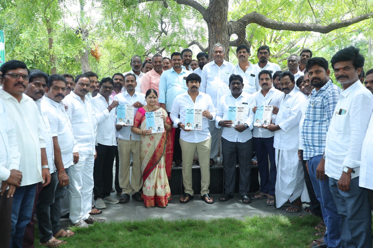 mlasivanna's tweet image. చీమకుర్తిలో &quot;జగన్ అంటే నమ్మకం&quot; &quot;చంద్రబాబు అంటే మోసం&quot; పుస్తకాన్ని ఆవిష్కరిస్తూ..
@ysjagan
#CBNFailedCM
#APisNotinSafeHands
#SadistChandraBabu
#MosagaduBabu